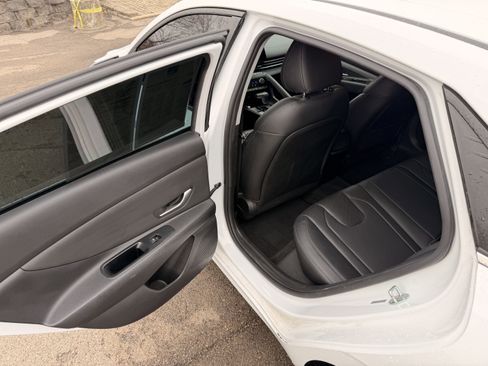 Used 2021 Hyundai Elantra Limited image 12