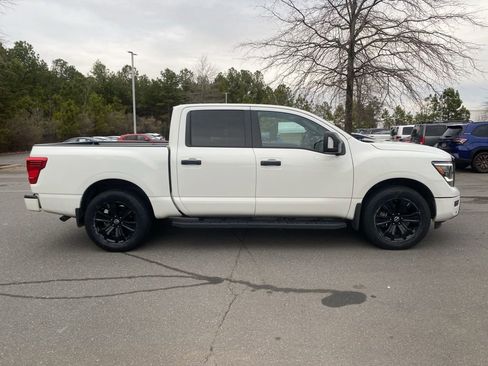 Used 2024 Nissan Titan SV w/ SV Convenience Package image 2