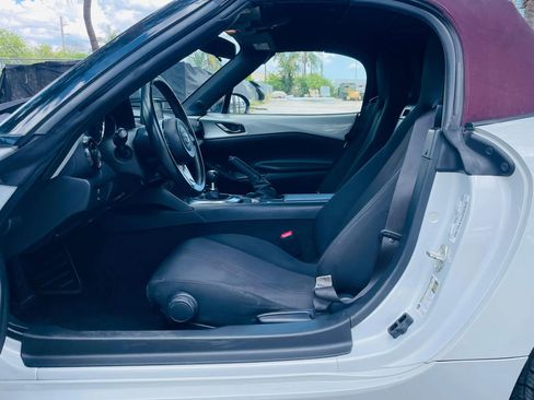 Used 2018 MAZDA MX-5 Miata Club RWD image 9