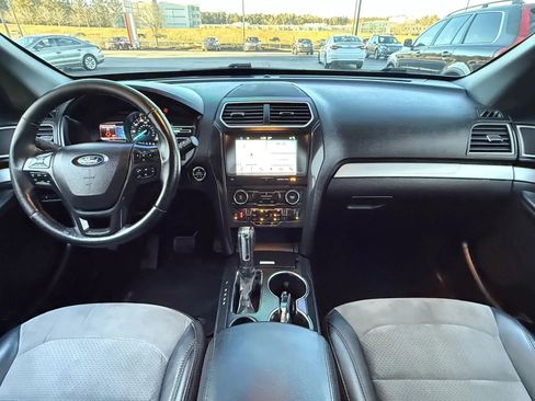 Used 2017 Ford Explorer XLT w/ Equipment Group 202A image 3