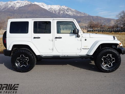 Used 2015 Jeep Wrangler Unlimited Sahara w/ Connectivity Group image 10