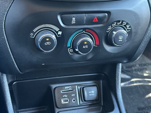 Used 2018 Jeep Cherokee Latitude FWD image 22