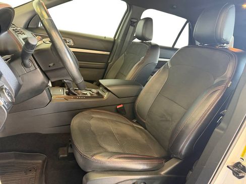 Used 2019 Ford Explorer XLT w/ Equipment Group 202A AWD/4WD image 26