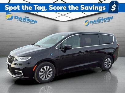 Certified 2025 Chrysler Pacifica Select w/ Uconnect Theater Family Group