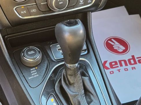 Used 2021 Jeep Cherokee Latitude Plus image 25