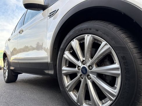 Used 2019 Ford Escape SEL image 9