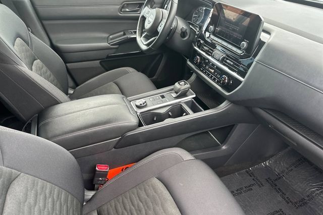 Used 2025 Nissan Pathfinder SV AWD/4WD image 16