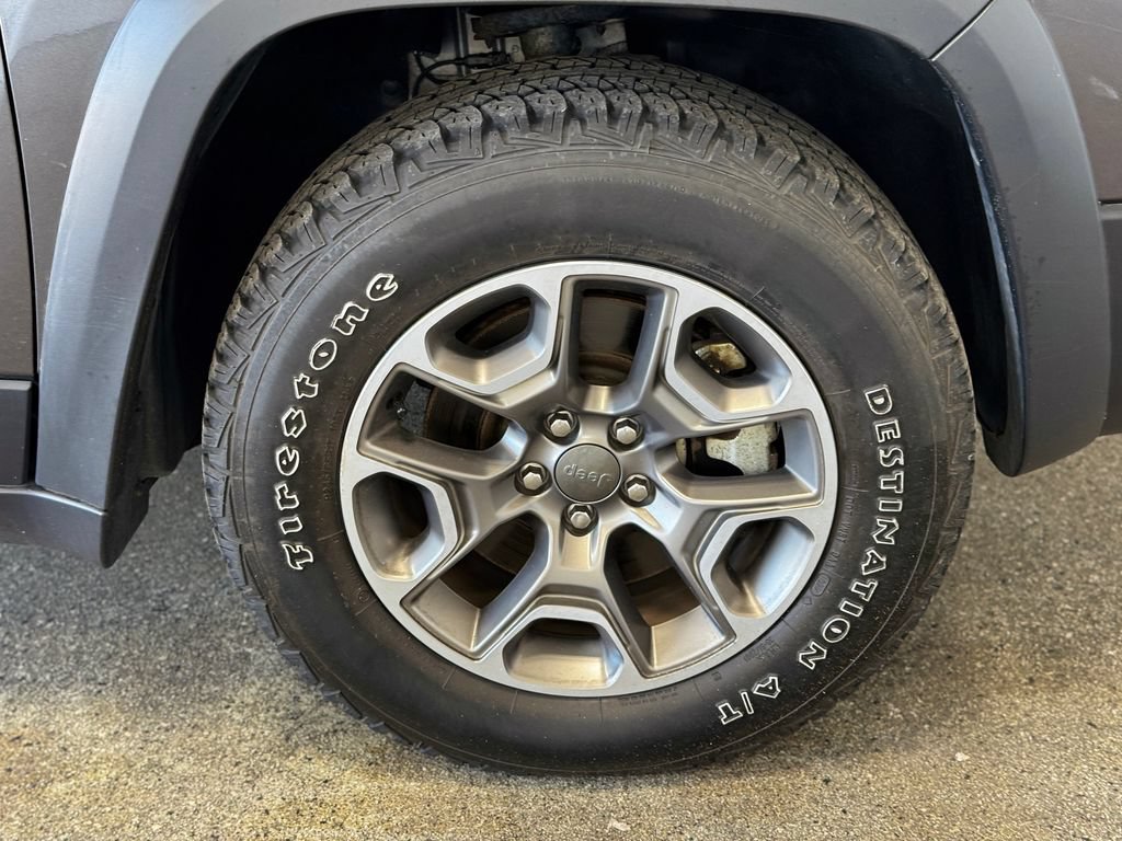 Used 2022 Jeep Cherokee Trailhawk w/ Sun, Sound & Nav Group AWD/4WD image 25