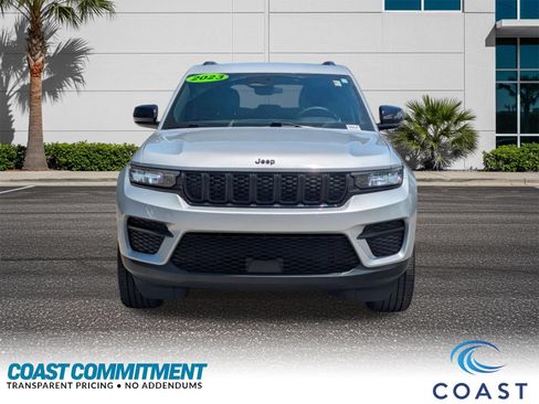 Used 2023 Jeep Grand Cherokee Altitude RWD image 3