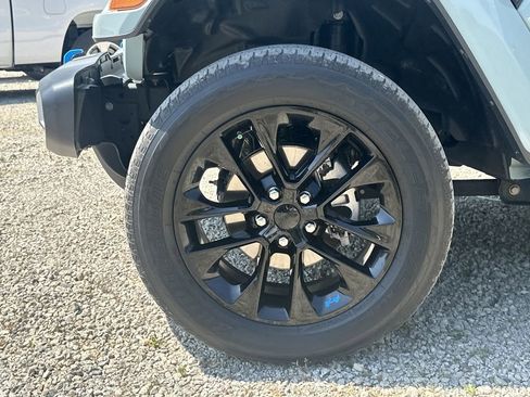 Used 2023 Jeep Wrangler Sahara AWD/4WD image 11