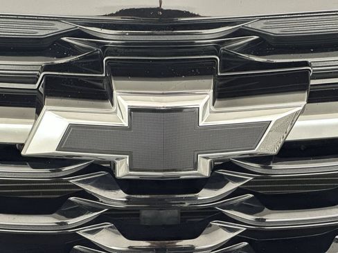 Used 2025 Chevrolet Trax RS w/ Sunroof Package FWD image 32