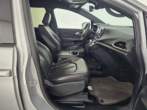 Used 2022 Chrysler Pacifica Touring-L w/ S Appearance Package FWD image 10