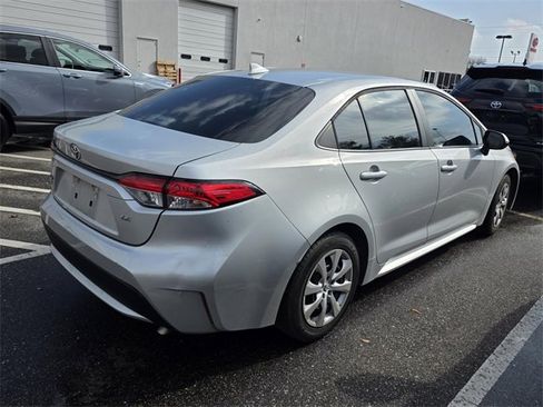 Used 2022 Toyota Corolla LE image 2