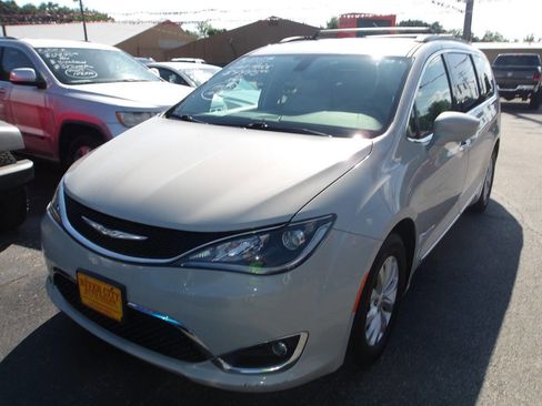 Used 2017 Chrysler Pacifica Touring-L image 1
