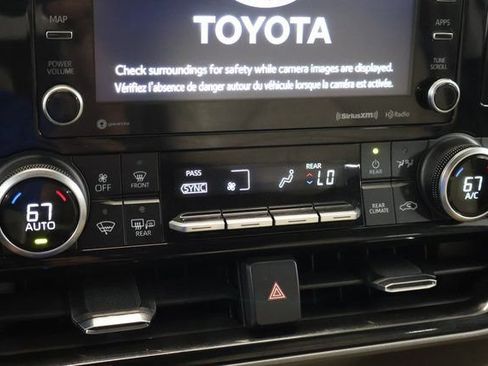 Used 2021 Toyota Highlander XLE AWD/4WD image 23