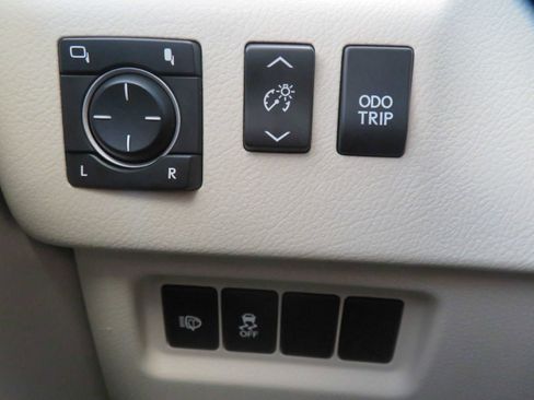 Used 2014 Lexus GX 460 w/ Premium Package image 36