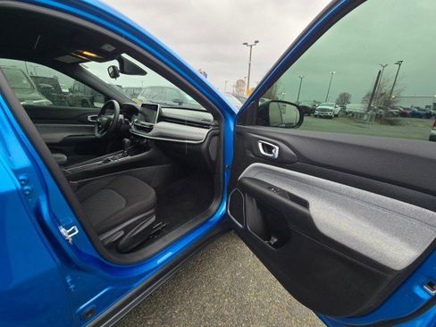 Used 2025 Jeep Compass Sport image 11