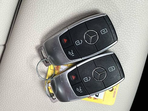 Used 2020 Mercedes-Benz GLB 250 4MATIC w/ Premium Package image 37