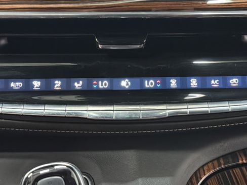Used 2023 Cadillac Escalade ESV Premium Luxury AWD/4WD image 18
