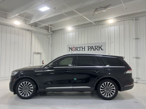 Used 2023 Lincoln Aviator Reserve w/ Elements Package Plus image 2