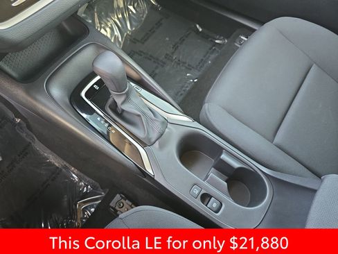 Used 2025 Toyota Corolla LE FWD image 31