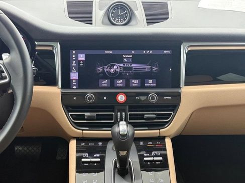 Certified 2025 Porsche Macan AWD/4WD image 15