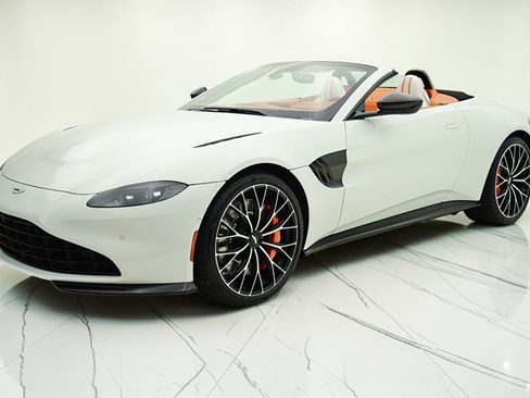 Used 2023 Aston Martin V8 Vantage Roadster RWD image 2