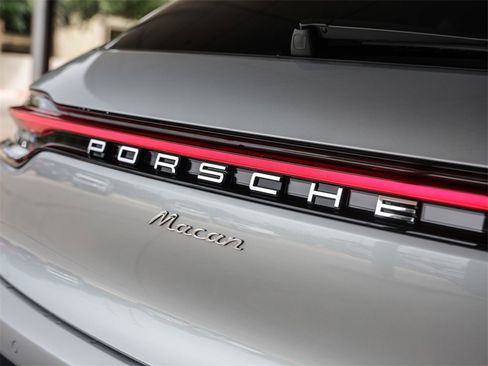 Used 2025 Porsche Macan image 14