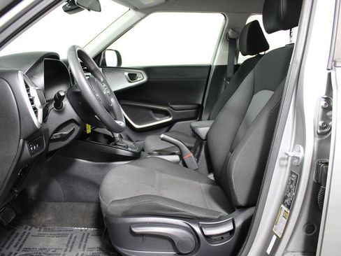 Used 2023 Kia Soul LX w/ LX Technology Package FWD image 8