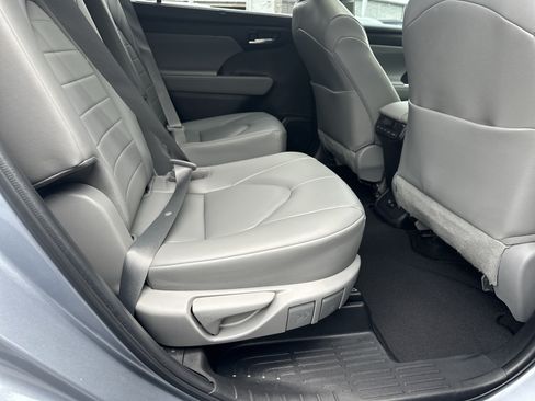 Used 2023 Toyota Highlander XLE FWD image 17