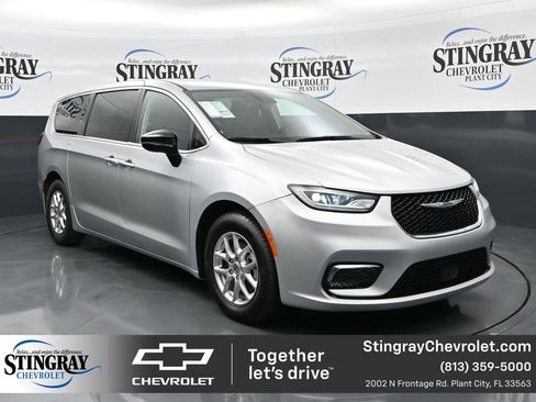 Used 2024 Chrysler Pacifica Touring-L image 1