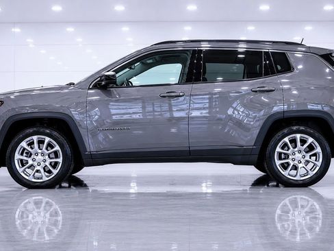 Used 2023 Jeep Compass Latitude w/ Sun and Sound Group AWD/4WD image 2