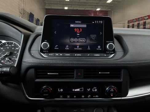 Used 2025 Nissan Rogue SV FWD image 27