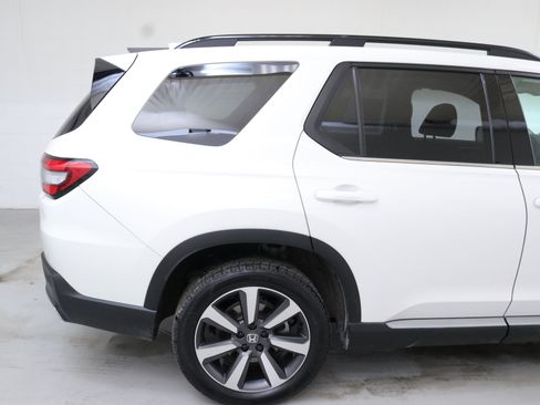 Used 2025 Honda Pilot Touring image 9