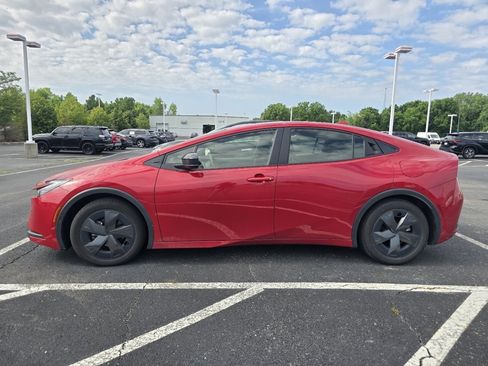 Used 2025 Toyota Prius LE FWD image 4