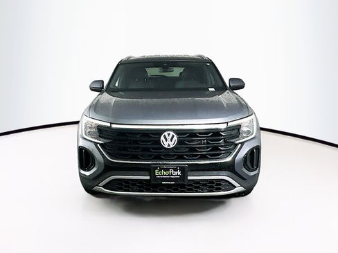 Used 2025 Volkswagen Atlas Cross Sport SE image 2