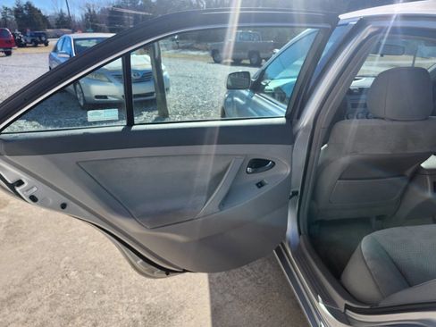 Used 2011 Toyota Camry LE image 10