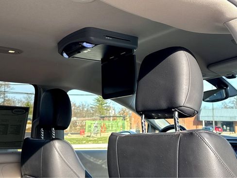 Used 2019 Chrysler Pacifica Touring-L w/ Tire & Wheel Group image 11