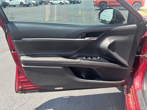 Used 2018 Toyota Camry XSE FWD image 7
