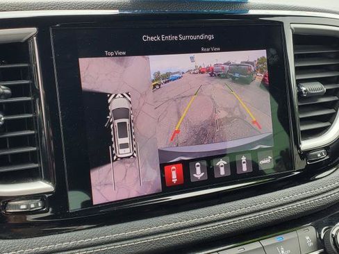 Used 2022 Chrysler Pacifica Touring-L w/ Uconnect Theater Family Group FWD image 17