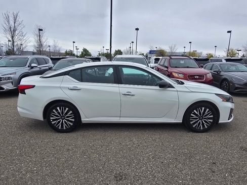 Used 2025 Nissan Altima 2.5 SV image 5