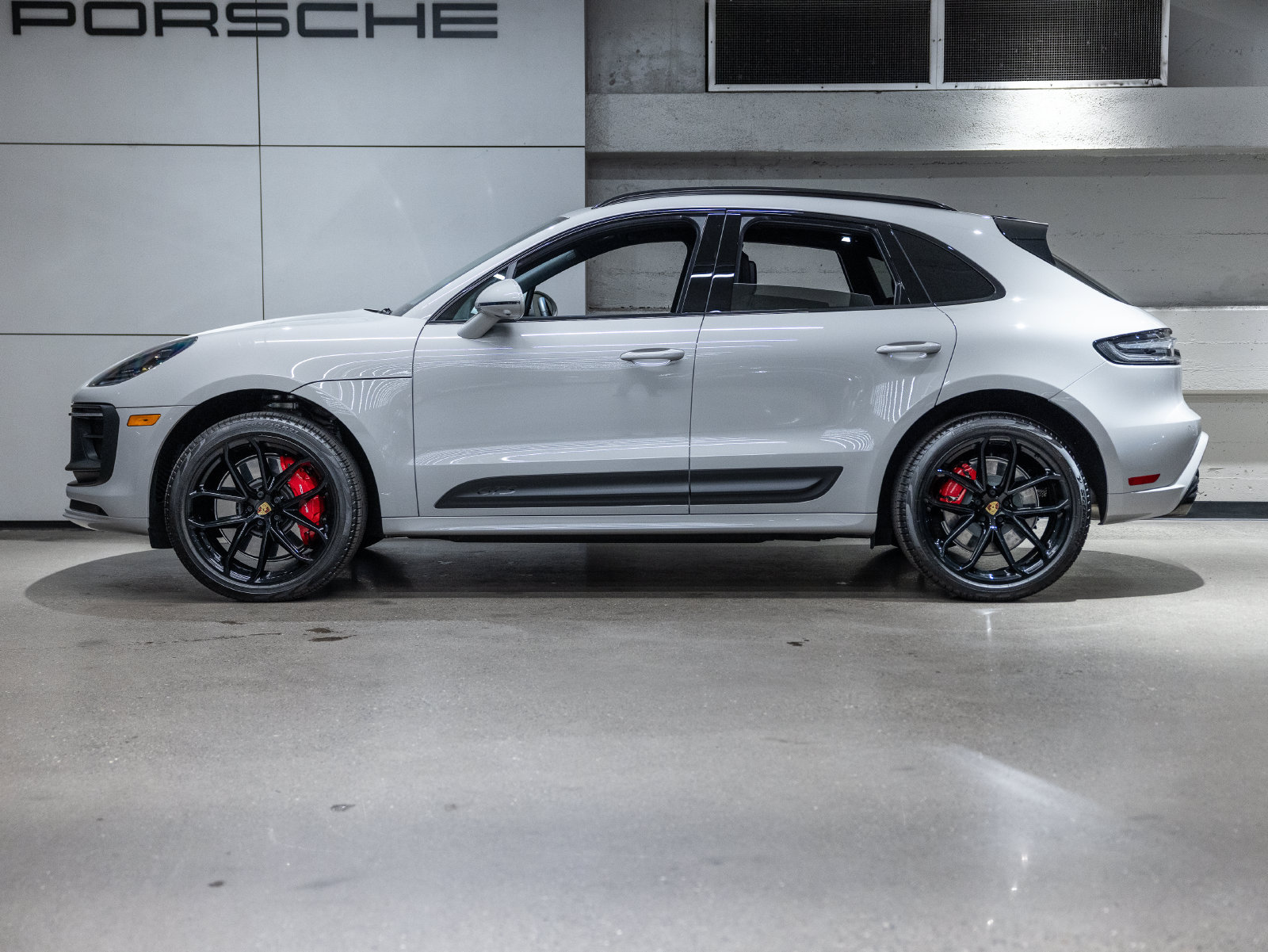 Certified 2026 Porsche Macan GTS AWD/4WD image 2