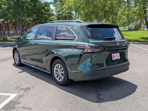 Used 2026 Toyota Sienna XLE FWD image 7