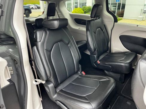 Used 2023 Chrysler Pacifica Touring-L FWD image 13