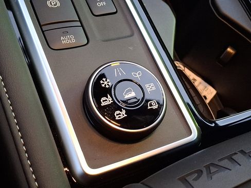 New 2025 Nissan Pathfinder SL image 16