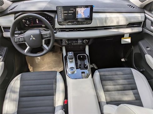 New 2025 Mitsubishi Outlander SE image 15