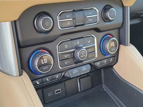 Used 2021 Chevrolet Suburban Premier w/ Premium Package image 31