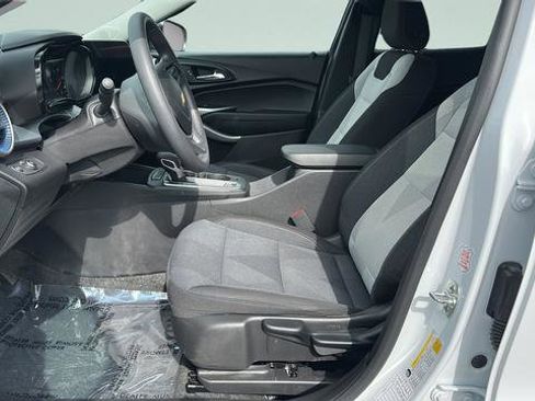 Used 2025 Chevrolet Trax LS FWD image 10