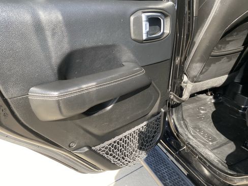 Used 2018 Jeep Wrangler Unlimited Sahara image 11