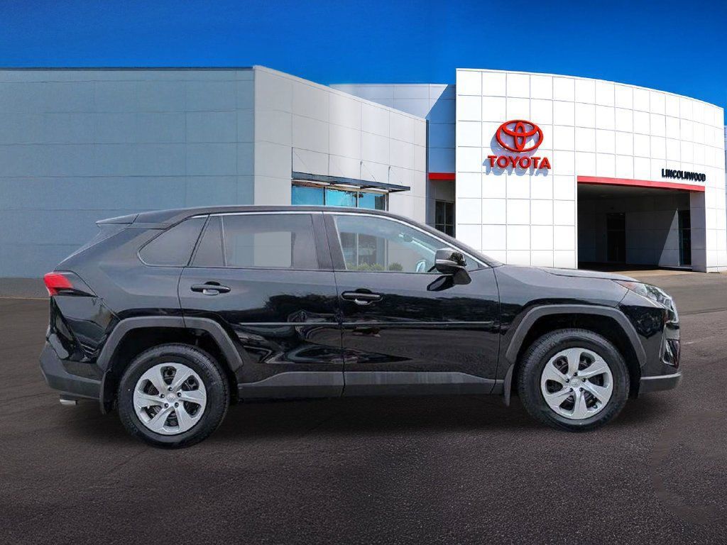 Used 2022 Toyota RAV4 LE AWD/4WD image 9
